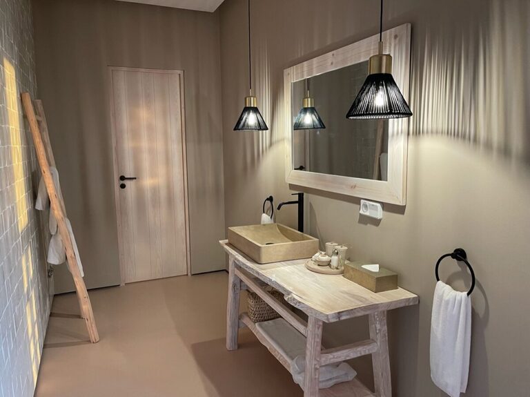 Chambre vue piscine - lit principal