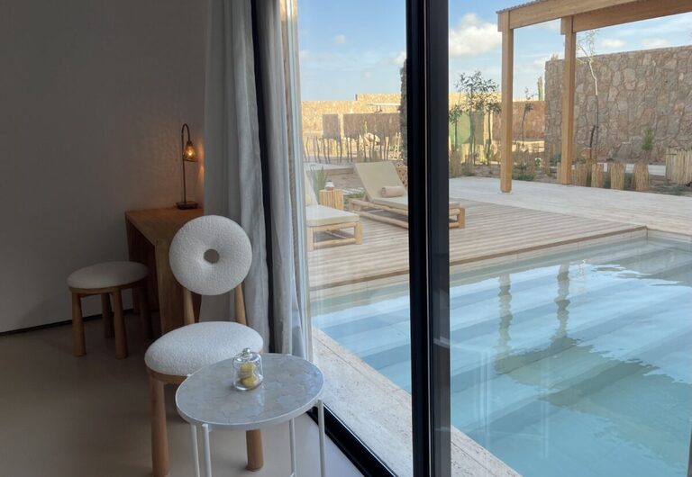 Chambre vue piscine - angle terrasse